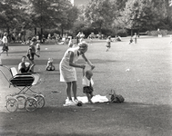83171 Afbeelding van een moeder met kind op de speelweide in het Julianapark te Utrecht.